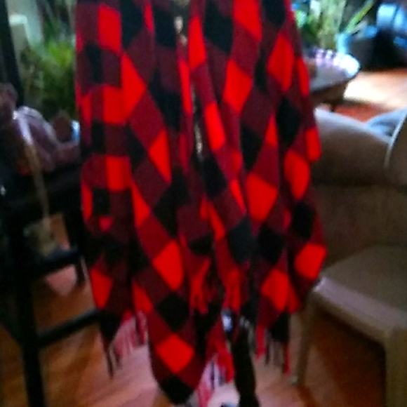 Fabulous red & black checked flannel cape/wrap - Picture 1 of 3